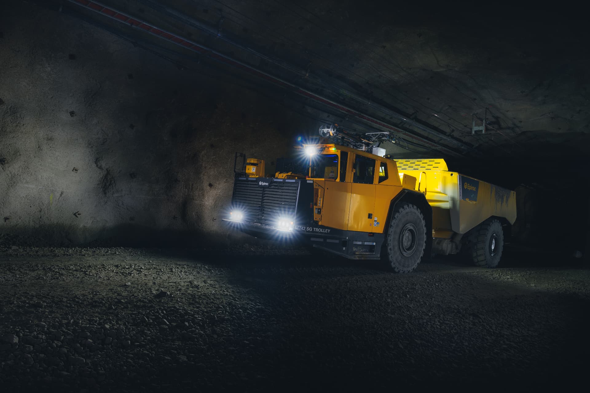 Gul gruvtruck i en mörk bergtunnel hos Boliden