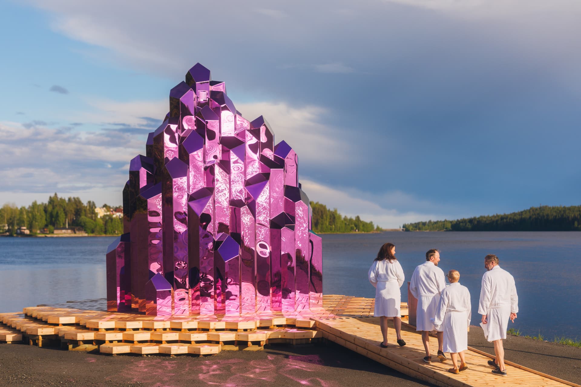 Konstverk och människor vid vattnet i Skellefteå
