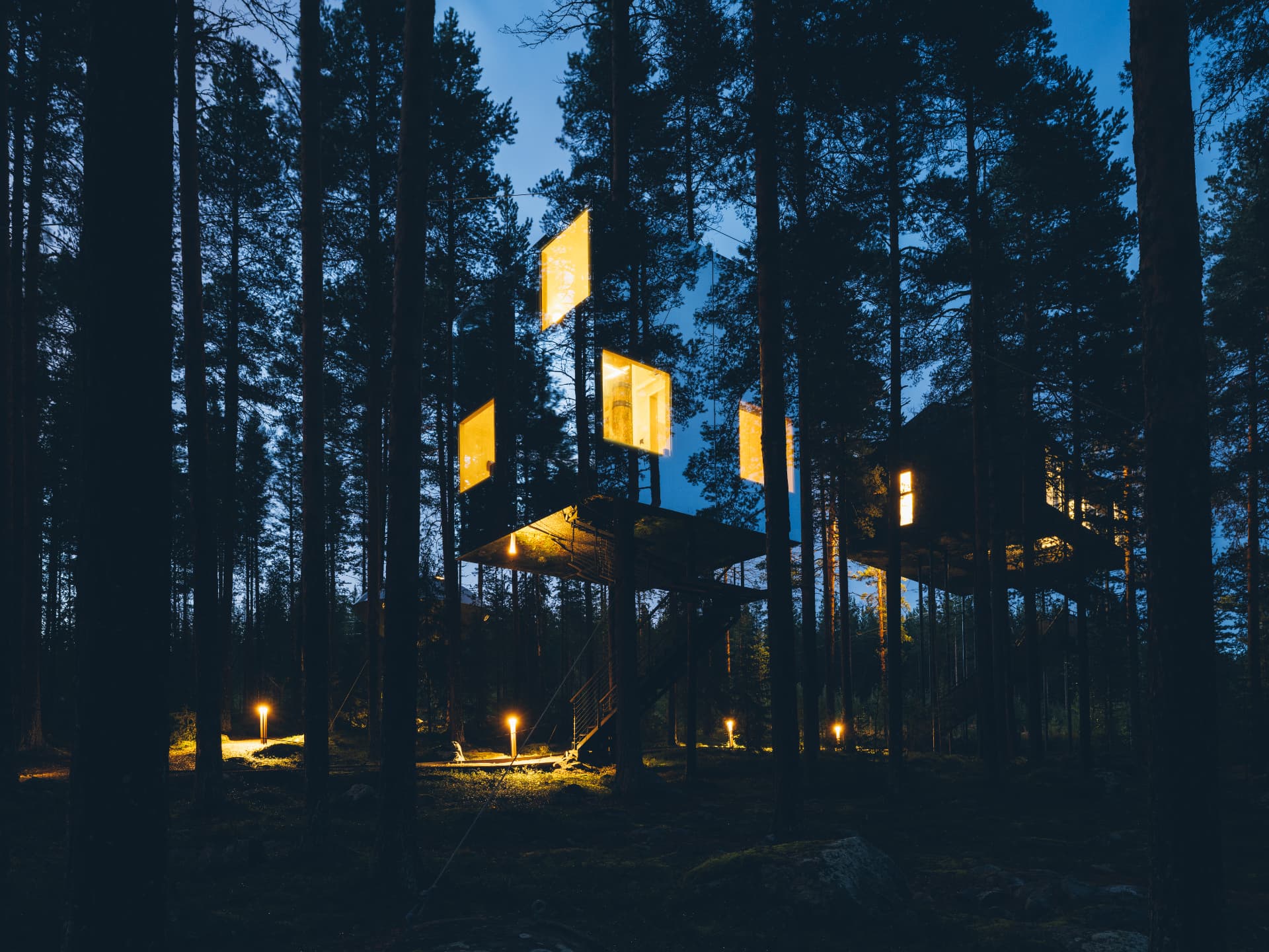 Mirrorcube på Treehotel upplyst i skymningen
