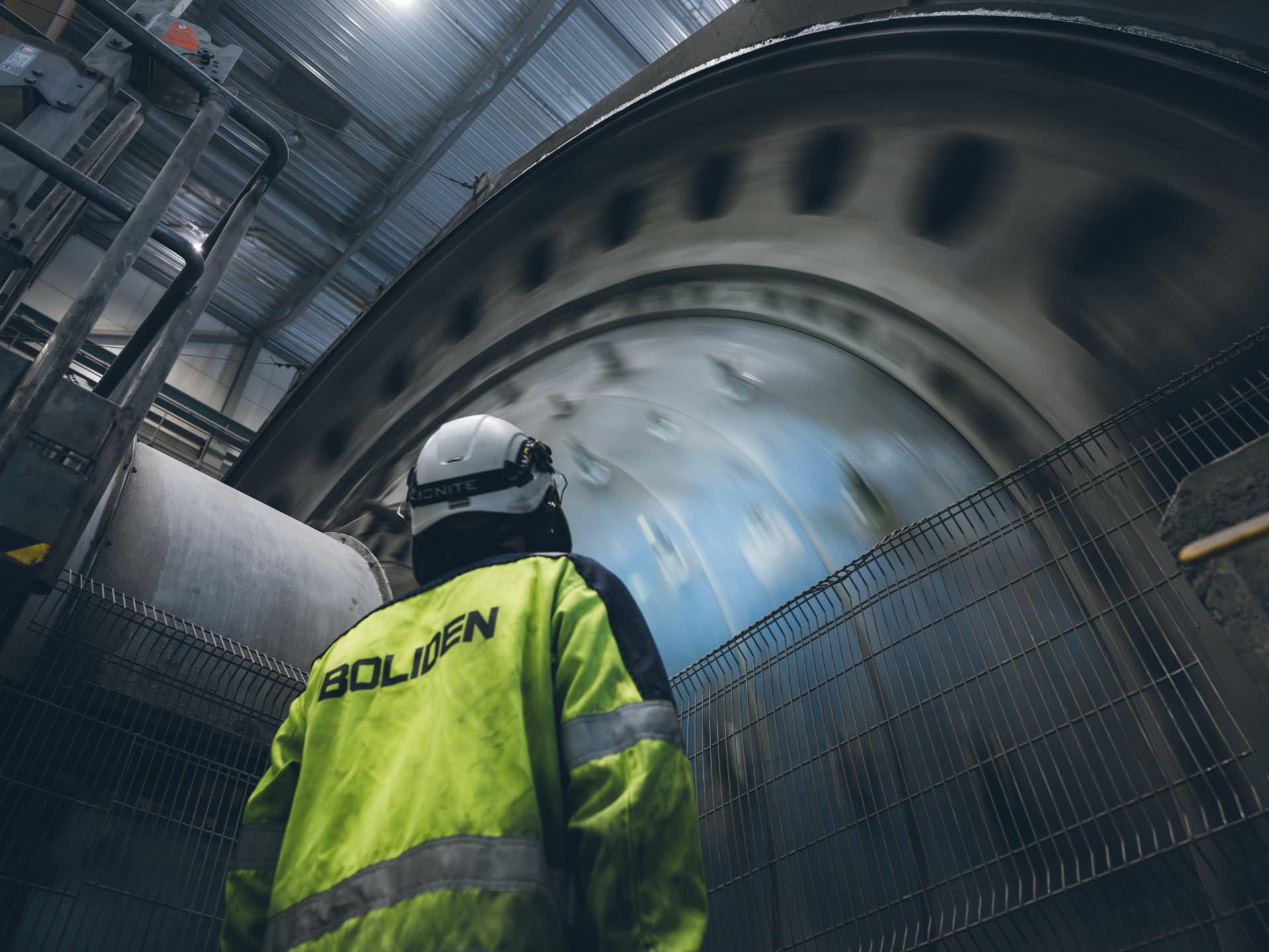 Medarbetare i reflexkläder vid roterande industrimaskin hos Boliden